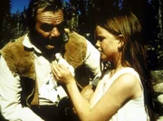 Jonathan (Ernest Borgnine, l.) und Laura (Melissa Gilbert, r.) freunden sich in den Bergen an.