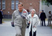 Walter (Katy Karrenbauer, li.) lässt sich auch von Uschi (Barbara Freier) nicht von ihrer Flucht abhalten.