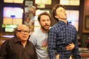 Frank Reynolds (Danny DeVito, l.); Charlie Kelly (Charlie Day, r.)