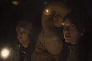 Die letzten ihrer Art Folge 2 Haben eine turbulente Nacht hinter sich: Tiphanie Bovay-Klameth als Charlie, Rébecca Balestra als Kim, Emilie Charriot als Tiffany