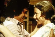 Zur großen Freude des Hausherrn (Michael Landon, l.) bringt Caroline (Karen Grassle, r.) endlich einen Sohn zur Welt.