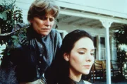 Helen Crane (Mariclare Costello, l.) versucht, ihre blinde Adoptivtochter Annie Crane (Madeline Stowe, r.) zu überreden, den Hass auf ihre leibliche Mutter aufzugeben.