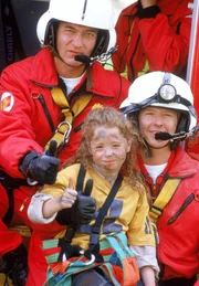 Dr. Lüdwitz (Rainer Grenkowitz, li.) und Peter Berger (Serge Falck) mit Wally Burger (Pamela Marquardt), die sie kurz vorher aus dem Stollen haben retten können.