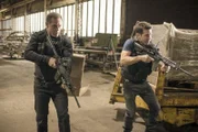 Gelingt es Hank Voight (Jason Beghe, l.) und Antonio Dawson (Jon Seda), den Killer eines Kindes dingfest zu machen? +++ Die Verwendung des sendungsbezogenen Materials ist nur mit dem Hinweis und Verlinkung auf RTL+ gestattet.