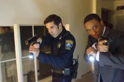 Frankie Rizzoli Jr. (Jordan Bridges, l.) und Det. Barry Frost (Lee Thompson Young) jagen einen skrupellosen Galeristen. Die Verwendung des sendungsbezogenen Materials ist nur mit dem Hinweis und Verlinkung auf TVNOW gestattet.