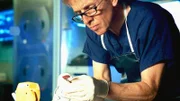Dr. Sid Hammerback (Robert Joy) findet in dem Socken des toten Basketballspielers die Visitenkarte eines Priesters. Kann der Geistliche zur Klärung des Falls beitragen?
