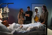 An Richards (Silvan-Pierre Leirich, l.) Krankenbett erfährt Jenny (Kaja Schmidt-Tychsen, r.) überrumpelt, dass Ingo Essen heute noch verlassen will. 2.v.l. Nathalie (Amrei Haardt), in der Mitte Ben (Jörg Rohde), 2.v.r. Imani (Féréba Koné)