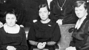 Hertha Firnberg (mitte)