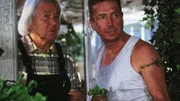 Mutz (Brigitte Renner) hält den Flüchtling Richard Stern (Martin Semmelrogge) in der Gärtnerei versteckt.