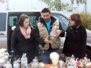 Trödelprofi Sükrü (Mitte) mit Fabianna (li) und Clarissa (re.) auf dem Flohmarkt.