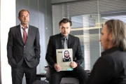 "Soko Donau", "Undercover." Während Carl als verdeckter Ermittler in die kriminelle Motorrad-Gang "Desperados" eingeschleust wird, untersuchen Helmuth und Penny einen Mord an einem Pub-Besitzer. Die Spur führt sie ebenfalls in den Dunstkreis der Gang. Als Helmuth geschnappt und vor den "President" der Desperados geschleift wird, muss Carl sich als "wahres" Mitglied erweisen und Helmuth liquidieren. Im Bild (v.li.): Dietrich Siegl (Otto Dirnberger), Hary Prinz (Dr. Ernst Kanter), Stefan Jürgens (Carl Ribarski).