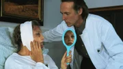 Entsetzt stellt Dr. Christian Roehrs (Siemen Rühaak) fest, dass nach dem Facelifting bei Valerie von Mantritz (Franziska Bronnen) eine Gesichtslähmung aufgetreten ist.