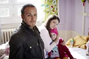 Semir (Erdogan Atalay) erkennt die Notwendigkeit, dass der Schwerverbrecher Larsen sich als Knochenmarksspender für Julia Umbachs (Sophie Wepper) Tochter Paula (Zoe Weuster, r.) zur Verfügung stellt.