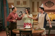 Feiern Geburtstag: Alan (Jon Cryer, l.), Charlie (Charlie Sheen, r.) und Rose (Melanie Lynskey, M.) ...