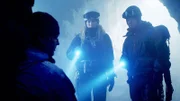 Parker (Beth Riesgraf) und Eliot (Christian Kane, r.) stürzen bei ihrer Suche ab und landen ausgerechnet vor Alans (Eric Stoltz) Leiche.