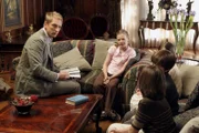 Ethan Clark (Julian Sands, l.) unterhält sich mit Kirsten (Kyle Chavarria, 2.v.l.), Elana (Alisa Gerstein, hinten r.), Liam (Jeremy Shada, 2.v.r.) und Stefano (Davide Schiavone, vorne r.) …; Ethan Clark (Julian Sands, l.) unterhält sich mit Kirsten (Kyle Chavarria, 2.v.l.), Elana (Alisa Gerstein, hinten r.), Liam (Jeremy Shada, 2.v.r.) und Stefano (Davide Schiavone, vorne r.)