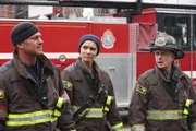 Chicago Fire Staffel 12 Folge 8 Taylor Kinney als Kelly Severide, Miranda Rae Mayo als Stella Kidd, David Eigenberg als Christopher Herrmann