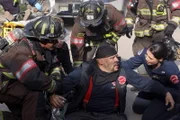 Chicago Fire Staffel 12 Folge 12 Joe Minoso als Joe Cruz (M.); Hanako Greensmith als Violet Mikami