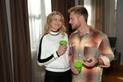 Alicia (Josefin Bressel) und Paul (Niklas Osterloh) freuen sich, dass Kate mit Helena eine gute Freundin gefunden hat.