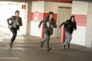 MacGyver (Lucas Till), Desi (Levy Tran) und Riley Davis (Tristin Mays)
