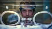Adam (Ben Whishaw) plagen weiterhin Schuldgefühle, wegen des Fehlers, den er begangen hat. Er hat sich geschworen, jeden kleinsten Verdacht zu untersuchen. Doch so funktioniert das Krankenhaus nicht.