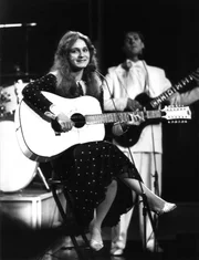 Die politische Stimmung im Kalten Krieg kommt auch im deutschen Schlager zum Ausdruck: 1982 holt die 17jährige Nicole beim "Grand Prix d' Eurovision" mit "Ein bisschen Frieden" den ersten Platz für Deutschland.
