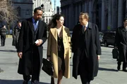 Det. Edward Green (Jesse L. Martin, li.) und Det. Lennie Briscoe (Jerry Orbach) im Gespräch mit Estrada (Lucia Brawley).