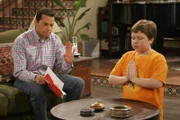 Alan (Jon Cryer, l.) kann Jakes (Angus T. Jones, r.) Verhalten nicht ertragen ...