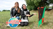 Weltreise Deutschland mit Anna (Annika Preil, l) und Zarah aus Afganistan.
