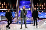 Moderator Jörg Pilawa (M.) mit den Kandidaten des Teams „Musik“: Johannes Oerding (l.) und Wincent Weiss (r.).