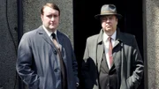 DS Jim Strange (Sean Rigby, l.) und DCI Fred Thursday (Roger Allam, r.) ermitteln in einem Kino, in dem kürzlich ein Mord geschah.
