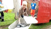 Claudia beim Entrümpeln.