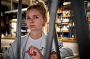 Jana kellnert nach dem Studium.