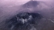 Hohe Gebirgszüge, Gletscher und eine komplexe Atmosphäre prägen den Zwergplaneten Pluto. Doch sein größtes Geheimnis verbirgt sich unterhalb der Oberfläche.