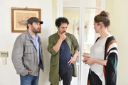 Christian Ulmen (l.) und Fahri Yardim (M.) halten zusammen wie Pech und Schwefel. Kann Emily (Emily Cox, r.) die beiden durchschauen?
