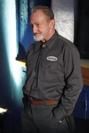 Welche Rolle spielt der High School-Hausmeister Ray Buxley (Robert Englund), der damals in den Verdacht geriet, eine ehemalige Mitschülerin Bones' umgebracht zu haben, in Bones' neuestem Fall?
