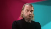 Hartz IV ist Mitte des Jahrzehnts das große innenpolitische Thema. Es zerreißt die SPD und beendet die rot-grüne Ära. Mit Angela Merkel zieht im Herbst 2005 erstmals eine Frau ins Bundeskanzleramt. Papst sind wir da bereits. Was aber noch fehlt, ist ein weiterer WM-Titel.