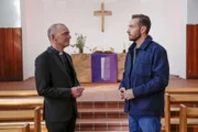 Sven Voss (r.) im Gespräch mit einem Seelsorger (l.), der jahrelang die Familie einer getöteten Mutter betreute.