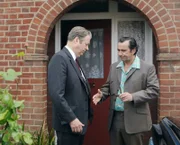 DCI Fred Thursday (Roger Allam, l.) und sein Bruder Charlie Thursday (Phil Daniels, r.) sehen sich nach langer Zeit wieder.