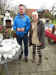 Trödelexperte Andreas Bierschock und Claudia bereiten sich auf den Hausflohmarkt vor.TrĂ¶delexperte Andreas Bierschock und Claudia bereiten sich auf den Hausflohmarkt vor.