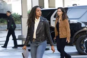 Detective Harper (Mekia Cox, M.) und Lopez (Alyssa Diaz, r.) haben im Mordfall der Familie Hughes eine vielversprechende Spur entdeckt und machen sich auf den Weg zur Dienststelle, um den Verdächtigen umgehend zu verhören. (Komparsin im Bild)
