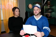 Jonas (Felix van Deventer) und Lilly (Iris Mareike Steen) sind überrascht, als ihr Vater ein emotionales Zeichen sendet.