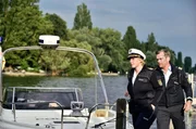 Nele Fehrenbach (Floriane Daniel, l.) und ihr Kollege Andreas Rambach (Ole Puppe, r.) im Einsatz.