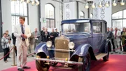 Der letzte seiner Art: Hendrik Sjöström (Andreas Guenther) präsentiert den legendären "Podeus", einen Oldtimer, der vor zirka 100 Jahren in Wismar gebaut wurde. Das schwedische Museum, das Sjöström leitet, hat das letzte Exemplar restaurieren lassen und stellt es nun in Wismar aus.