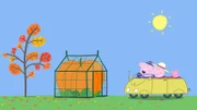 (v.l.n.r) Peppa, Oma und Opa Wutz fahren zu Opa Wutz' Gewächshaus, wo Opa für Peppa einen Kürbis züchet.