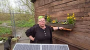 Am Rande Berlins bereiten sich Lausi (33, Foto) und Paddy auf das bevorstehende Punkertreffen vor, das diese Woche in ihrer Kommune stattfinden soll.
