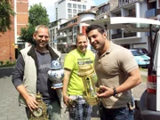 Trödelprofi Sükrü (re.) mit Marc (li.) und DennisTrĂ¶delprofi SĂĽkrĂĽ (re.) mit Marc (li.) und Dennis