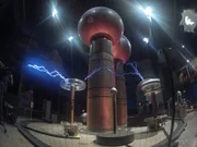 Tesla-Spirale erzeugt künstliche Gewitter.