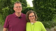 Michaela (r.) und Martin (l.) Heybeck haben ein gemütlichen Atriumgarten in Mönchengladbach. Doch die wenigen Gehölze und alten Beete aus Bahnschwellen versprühen wenig Gemütlichkeit. Die Heybecks hätten ihren Garten gerne moderner und bienenfreundlich. Das wollen sie jetzt selbst angehen, mit Konzepten der Gartenprofis Nico Sollazzo und Benjamin Balsam.