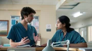 Shruti (Ambika Mod) glaubt, dass eine Patientin etwas vor ihnen verbirgt und teilt Adam (Ben Whishaw) ihren Verdacht mit. Doch der hat gerade andere Sorgen.
